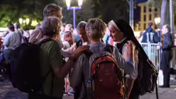 Gläubige kommen ins Gespräch / © Julia Steinbrecht (KNA)