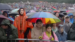 Gl&auml;ubige warten in Sumuleu Ciuc auf die Papst-Messe / &copy; Vadim Ghirda (dpa)