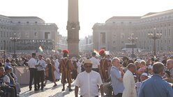 Viele Gläubige haben sich schon auf dem Petersplatz versammelt (DR)