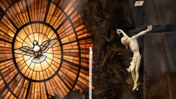 Glasfenster mit einer Darstellung des Heiligen Geistes als Taube und ein Kruzifix im Petersdom / © Cristian Gennari (KNA)