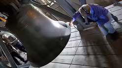 Glockenwartung im K&ouml;lner Dom  / &copy; Oliver Berg (dpa)