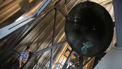 Glockenwartung im K&ouml;lner Dom  / &copy; Oliver Berg (dpa)