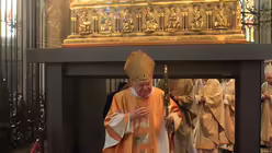 Unter dem Schrein: Kardinal Scola / © Boecker