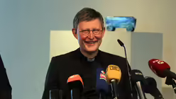 Vor den Medien / © Boecker