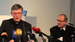 Vor den Medien / © Boecker