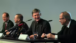 Vor den Medien / © Boecker