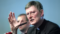 Vor den Medien / © Boecker