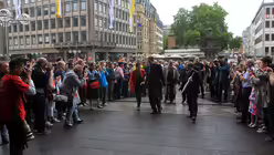 Spalier auf dem Weg zum Dom / © Boecker