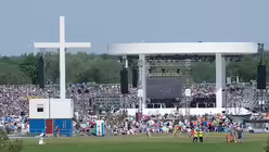 120.000 Gläubige feiern den Abschlussgottesdienst (dpa)