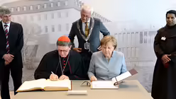 Eintrag ins Goldene Buch der Stadt Siegburg / &copy; Boecker (Erzbistum K&ouml;ln)