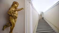 Eine goldene Statue neben der Treppe / &copy; Alessandro Di Meo (dpa)
