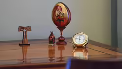 Utensilien auf einem Tisch im Schlafzimmer / &copy; Alessandro Di Meo (dpa)