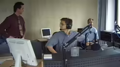 "Gott sei Dank, wir sind auf Sendung!" &ndash; Mit diesen ersten Worten ging das Domradio an Pfingsten 2000 on air. Chefredakteur Ingo Br&uuml;ggenj&uuml;rgen am Mikrofon; mit dabei sein Stellvertreter Stephan Baur (l.) und Techniker Hardy Lorscheidt (r.). / &copy; DOMRADIO.DE (DR)