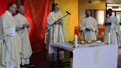 Gottesdienst in der Gesamtschule Siegburg beim Firmtag der Regionen Altenkirchen, Bonn, Euskirchen und Rhein-Sieg / © Katharina Geiger (DR)