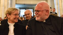 Bischöfin Kirsten Fehrs und Kardinal Reinhard Marx während des Gottesdienstes in der Erlöserkirche / © Harald Oppitz (KNA)