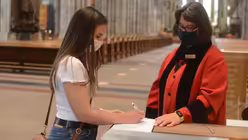 Gottesdienstbesucher m&uuml;ssen sich bei Domschweizerin Nicole Reitgruber in eine Liste eintragen / &copy; Beatrice Tomasetti (DR)