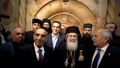 Der griechische Ministerpr&auml;sident Tsipras (M) und der Patriarch der Orthodoxen Kirche von Jerusalem, Theophilos III.  / &copy; Scheiner (dpa)