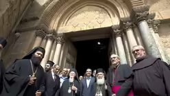 Der griechische Ministerpr&auml;sident Tsipras (M) und der Patriarch der Orthodoxen Kirche von Jerusalem, Theophilos III.  / &copy; Scheiner (dpa)