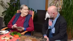 Gregor Stiels hat Zeit für die Altenheimbewohner mitgebracht. / © Beatrice Tomasetti (DR)