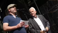 Gregor Stiels, Vorsitzender des K&ouml;lner Katholikenausschusses, und Rolf Domning vom Evangelischen Stadtkirchenverband sprechen auf der Kundgebung "K&ouml;ln zeigt Haltung" / &copy; Dominik Becker (DR)