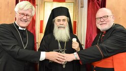 Heinrich Bedford-Strohm, Theophilos III., Patriarch von Jerusalem und Kardinal Reinhard Marx / © Harald Oppitz (KNA)