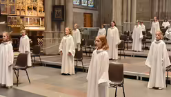 Gro&szlig;e Aufregung, aber auch viel Vorfreude begleitet den ersten offiziellen Auftritt der j&uuml;ngsten S&auml;ngerinnen. / &copy; Beatrice Tomasetti (DR)