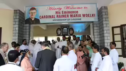 Gro&szlig;e Transparente weisen schon auf den Besuch aus K&ouml;ln hin / &copy; Nadim Ammann (Erzbistum K&ouml;ln)