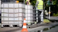 Große Wassertanks dienen der Sicherheit als Zufahrtssperren / © Rolf Vennenbernd (dpa)