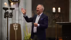 Gro&szlig;e Wiedersehensfreude: Domkapellmeister Metternich dirigiert den Domchor aus der Vierung. / &copy; Beatrice Tomasetti (DR)