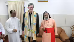 Gro&szlig;erzbischof Mar Cleemis der Syro-Malankaren (rechts) und Weihbischof Mgr. Christodass begr&uuml;&szlig;en Kardinal Woelki am Flughafen Trivandrum / &copy; Nadim Ammann (Erzbistum K&ouml;ln)