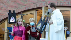 Gro&szlig;es Lob gibt es von Schulseelsorger Burkhard Hofer f&uuml;r die selbstgebastelten Kunstwerke. / &copy; Beatrice Tomasetti (DR)