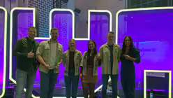 Grund zum Feiern hatten Bürgermeister David Fuhrmann, Jan Burbach, Carina Walpert, Stella Kranzhoff, Philipp Müller und Moderatorin Jess Schöne. (KIKA)