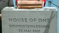 Grundsteinlegung f&uuml;r das Mehrreligionengeb&auml;ude "House of One" / &copy; Wolfgang Kumm (dpa)