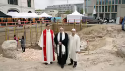 Grundsteinlegung f&uuml;r das Mehrreligionengeb&auml;ude "House of One" / &copy; Wolfgang Kumm (dpa)