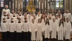 Gruppenbild aller neu aufgenommenen Sängerinnen und Sänger. / © Beatrice Tomasetti (DR)