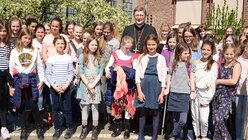 Gruppenbild mit Kardinal heißt es nach dem Auftritt für die Sängerinnen des Mädchenchores am Kölner Dom / © Beatrice Tomasetti (DR)