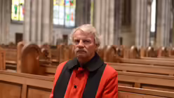 Günter Brodka betrachtet bei Vollmond am liebsten das Richter-Fenster von der ersten Bank aus / © Beatrice Tomasetti (DR)