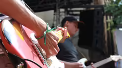 Guitarren-Sound gehört auch dazu / © Melanie Trimborn (DR)