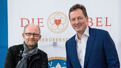 Musikproduzent Dieter Falk (li.) und Fernsehmoderator Eckart von Hirschhausen / © Heike Lyding (epd)