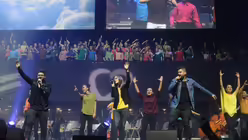 Begeisterte Stimmung in der Arena und H&auml;nde hoch! / &copy; Beatrice Tomasetti  (DR)