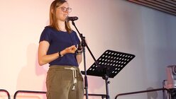 Hannah Röblitz gab als vierte Teilnehmende des Preacher Slam ihren Beitrag zum Besten. / © Becker (Erzbistum Köln)