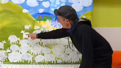 Hans Christian R&uuml;ngeler ordnet zun&auml;chst die Sch&auml;fchen auf dem Bild an. / &copy; Beatrice Tomasetti (DR)