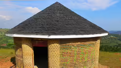 Haus aus 17.000 Flaschen / © Etienne Salborne