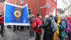 Die verschiedenen Pilgergruppen begr&uuml;&szlig;en sich vor der Stations-Andacht in der Kirche St. Maria in Lyskirchen. / &copy; Schoon / Erzbistum K&ouml;ln (DR)