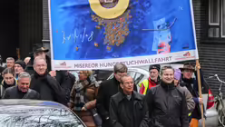 Kardinal Gregorio Rosa Ch&aacute;vez (vorne links) und Generalvikar Dr. Markus Hofmann auf den letzten Metern der Prozession / &copy; Schoon / Erzbistum K&ouml;ln (DR)