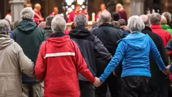 Pilgerinnen und Pilger beten gemeinsam das Vaterunser / &copy; Schoon / Erzbistum K&ouml;ln (DR)