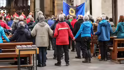 Pilgerinnen und Pilger beten gemeinsam das Vaterunser / &copy; Schoon / Erzbistum K&ouml;ln (DR)
