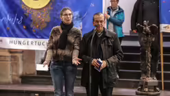 Kardinal Gregorio Rosa Ch&aacute;vez (El Salvador, mit &Uuml;bersetzerin) richtet Gru&szlig;worte an die Hungertuch-Wallfahrenden in St. Maria in Lyskirchen. / &copy; Schoon / Erzbistum K&ouml;ln (DR)