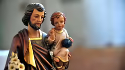 Heiliger Josef mit dem Jesuskind / &copy; Katharina Ebel (KNA)