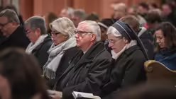 Heiner Koch (m.), Erzbischof von Berlin, und Franz-Josef Bode (l.), Bischof von Osnabr&uuml;ck, beim Gottesdienst w&auml;hrend der Synodalversammlung am 31. Januar 2020 / &copy; Harald Oppitz (KNA)